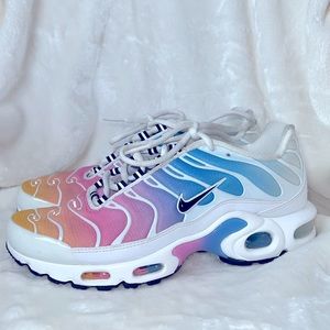 Women… Nike Air Max Plus..